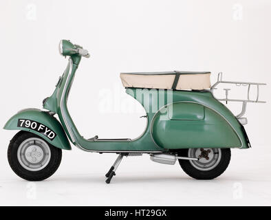 1950 Douglas Vespa 152-L2 scooter. Artiste : Inconnu. Banque D'Images