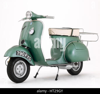 1950 Douglas Vespa 152-L2 scooter. Artiste : Inconnu. Banque D'Images