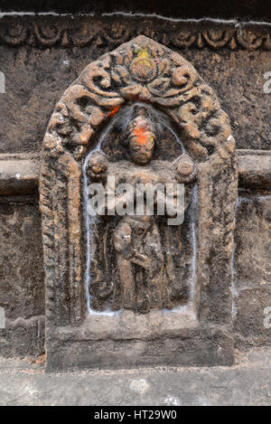 SWAYAMBHUNATH - 29 SEPTEMBRE : Bas-relief, Statuette de Bouddha, maintenant endommagés après le violent séisme qui a frappé le Népal le 25 avril 2015. En Septembre Banque D'Images