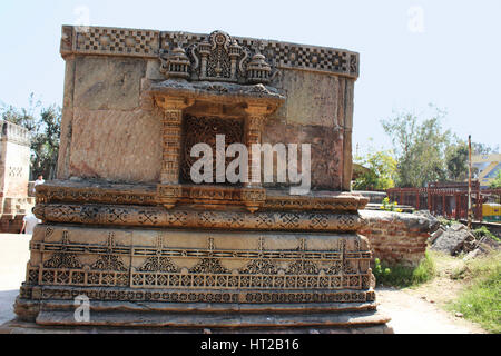 Des motifs complexes gravés sur une pierre à l'entrée ouest. Adalaj étape bien, Ahmedabad, Gujarat, Inde Banque D'Images