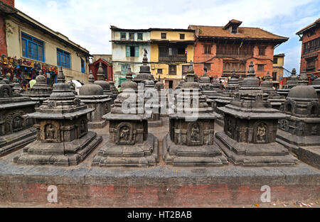 SWAYAMBHUNATH - 29 SEPTEMBRE : statues bouddhistes antiques, maintenant s'est effondré après le violent séisme qui a frappé le Népal le 25 avril 2015. Le 29 septembre, Banque D'Images