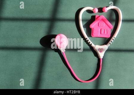 Une maison rose avec rose ou toy with stethoscope Banque D'Images