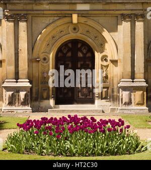 La porte de l'Est et lit de tulipes, Audley End House et jardins, Saffron Walden, Essex, 2007. Historique : L'artiste photographe personnel de l'Angleterre. Banque D'Images