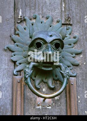 Heurtoir de porte en forme de masque, sanctuaire de la cathédrale de Durham, County Durham, c2000s( ?). Artiste : Inconnu. Banque D'Images