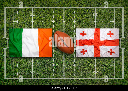 L'Irlande contre la Géorgie Les drapeaux sur terrain de rugby vert Banque D'Images