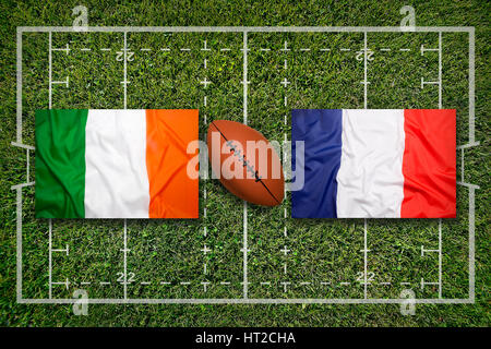 Irlande vs France Les drapeaux sur terrain de rugby vert Banque D'Images