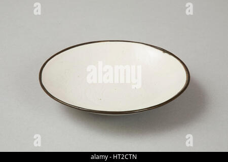 Petit Ding-type bol avec pivoine incisées et défilement dragon, 20e siècle. Artiste : Inconnu. Banque D'Images