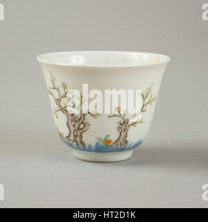 Mois bleu décor émaillé polychrome tasse avec décor d'un prunus arbre. Artiste : Inconnu. Banque D'Images