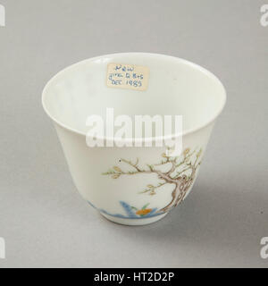 Mois bleu décor émaillé polychrome tasse avec décor d'un prunus arbre. Artiste : Inconnu. Banque D'Images