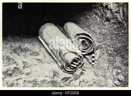 De la Mer Morte. Photo de le rouleau de cuivre comme trouvé dans la grotte 3 de Qumrân par des archéologues en 1952. Banque D'Images