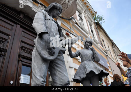 CLUJ NAPOCA - 24 MAI : Champions du monde appelé Beeldje Statues vivantes de Netherland faire un mime de la rue appelé chanter à l'intérieur du Man.dans duri.Fest Banque D'Images