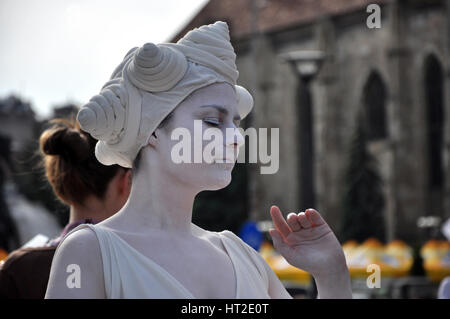 CLUJ NAPOCA - 24 MAI : femme statue vivante, artiste de rue faire un mime de la rue à l'intérieur du Man.dans.Fest au cours de la Journées de Cluj Cluj. Le 24 mai, 2015 Banque D'Images