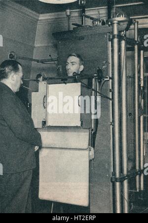 Appareils à rayons X utilisés pour l'examen des cas suspects de maladie cardiaque ou pulmonaire, c1935 (C1937). Artiste : Inconnu. Banque D'Images