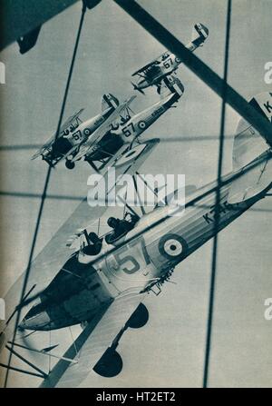 Hawker Hart biplans volant en formation, c1936 (C1937). Artiste : Inconnu. Banque D'Images