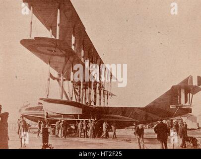 Un triplan britannique Flying Boat, c1918 (1919). Artiste : photographe de la RAF. Banque D'Images