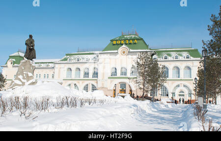 La gare de Khabarovsk récemment rénové avec un statut de Khabarovsk et de fontaines en face sur une froide journée d'hiver avec neige au sol. Khabarovsk est Banque D'Images