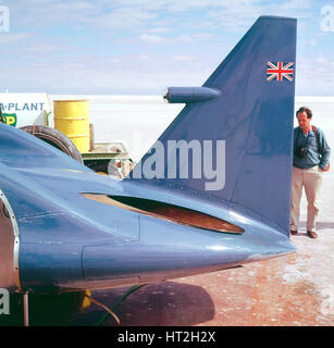 Donald Campbell examine Bluebird, lac Eyre, Australie, 1960. Artiste : Inconnu. Banque D'Images