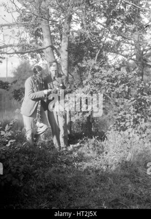 Deux participants à la Bugatti Owners Club location de chasse au trésor, 25 octobre 1931. Artiste : Bill Brunell. Banque D'Images