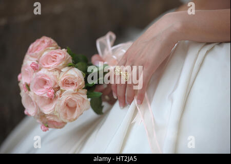 Bouquet de mariage dans les mains de la mariée. Banque D'Images