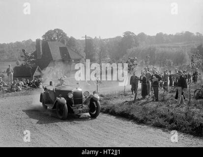 Riley avec tourer corps, Bugatti Owners Club Hill Climb, Chalfont St Peter, dans le Buckinghamshire, 1935. Artiste : Bill Brunell. Banque D'Images