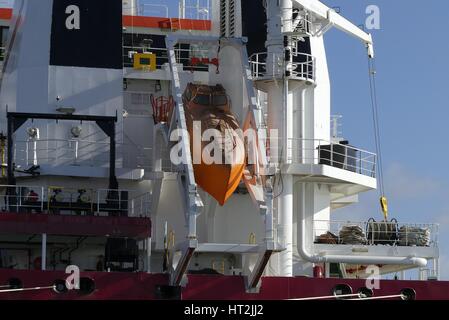 Lorient, France - le 4 mars 2017 : Les détails de la vie et de la vie ci-joint bateau bateau davit sur navire de la marine marchande moderne Banque D'Images