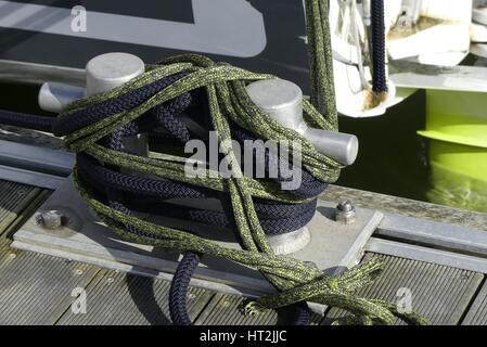 Détails de l'arrangement d'amarrage sur aluminium bollard à la marina avec amarres attachées autour. Banque D'Images