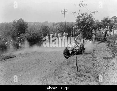 9 Riley Brooklands, Bugatti Owners Club Hill Climb, Chalfont St Peter, dans le Buckinghamshire, 1935. Artiste : Bill Brunell. Banque D'Images