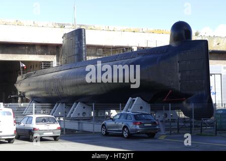 Vue d'un sous-marin exposé sur le rivage à la précédente guerre mondiale 2 base de sous-marins allemands de Lorient, Bretagne France Banque D'Images