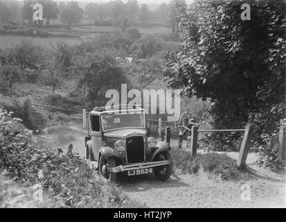 1934 Austin 10 prenant part à un West Hants Lumière Car Club Ibberton Hill, procès, Dorset, 1930. Artiste : Bill Brunell. Banque D'Images