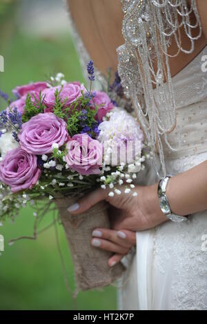 Bouquet de mariage dans les mains de la mariée. Banque D'Images