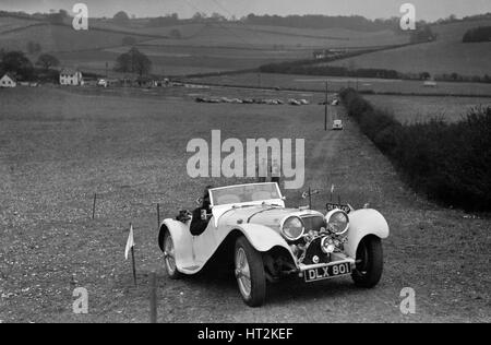 Jaguar SS100 à la voiture Standard Owners Club Southern Counties Procès, 1938. Artiste : Bill Brunell. Banque D'Images