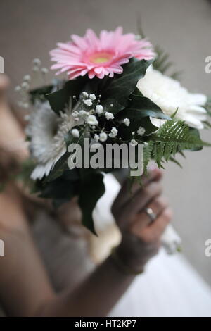 Bouquet de mariage dans les mains de la mariée. Banque D'Images