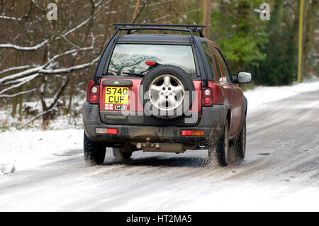 1998 Land Rover Discovery de la conduite sur route glacée 2009 Artiste : Inconnu. Banque D'Images