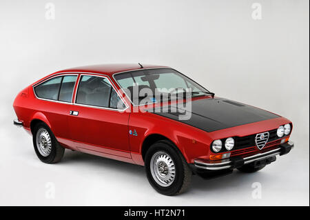 1981 Alfa Romeo Alfetta GTV : Artiste inconnu. Banque D'Images