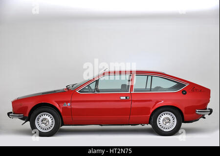 1981 Alfa Romeo Alfetta GTV : Artiste inconnu. Banque D'Images