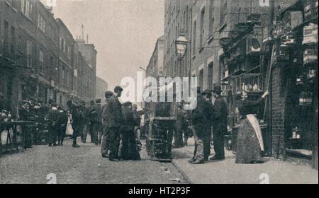 'Clater Street juste d'oiseaux le dimanche matin", 1901. Artiste : Bouclier RA. Banque D'Images