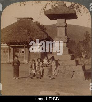 Les enfants en face de l'école du village, Karuizawa, Japon", 1904. Artiste : Inconnu. Banque D'Images