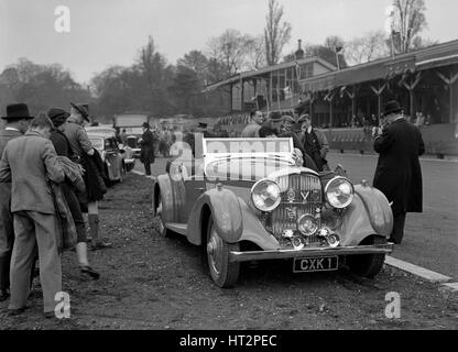 Bentley tourer 4 places ouvert administré par Sir Malcolm Campbell au Crystal Palace, 1939. Artiste : Bill Brunell. Banque D'Images