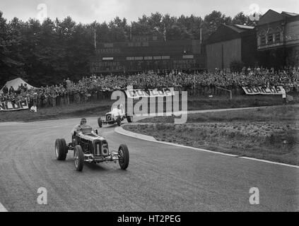 Ères de Raymond Mays et Arthur Dobson racing à Crystal Palace, Londres, 1939. Artiste : Bill Brunell. Banque D'Images