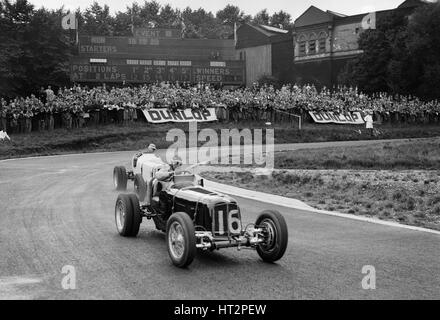 Ères de Raymond Mays et Arthur Dobson racing à Crystal Palace, Londres, 1939. Artiste : Bill Brunell. Banque D'Images