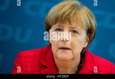 Berlin, Allemagne. 6Th Mar, 2017. La chancelière allemande, Angela Merkel, en attendant le début de la CDU (Union chrétienne démocrate) réunion du Conseil fédéral à la Maison Konrad Adenauer à Berlin, Allemagne, le 6 mars, 2017. Photo : Michael Kappeler/dpa/Alamy Live News Banque D'Images