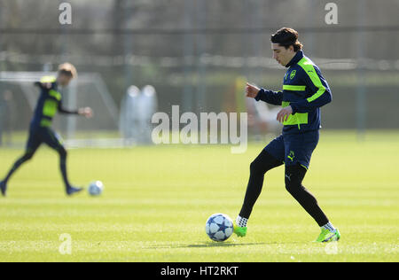 Londres, Royaume-Uni. 06 Mar, 2017. Hector Bellerin d'Arsenal en action au cours de la dernière session de formation d'avant-match d'arsenal F.C. dans Colney près de Londres, Angleterre, 06 mars 2017. Fera face à Arsenal FC Bayern Munich en Ligue des Champions de l'UEFA une ronde de 16 deuxième match de football de la jambe le 07 mars 2017. Photo : Andreas Gebert/dpa/Alamy Live News Banque D'Images