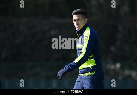 Londres, Royaume-Uni. 06 Mar, 2017. L'arsenal Alexis Sanchez marche à travers le terrain lors de la dernière session de formation d'avant-match d'arsenal F.C. dans Colney près de Londres, Angleterre, 06 mars 2017. Fera face à Arsenal FC Bayern Munich en Ligue des Champions de l'UEFA une ronde de 16 deuxième match de football de la jambe le 07 mars 2017. Photo : Andreas Gebert/dpa/Alamy Live News Banque D'Images