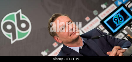 La nouvelle Hanovre 96 directeur sportif Horst Heldt dans l'IDH Arena de Hanovre, Allemagne, 06 mars 2017. Photo : Peter Steffen/dpa Banque D'Images