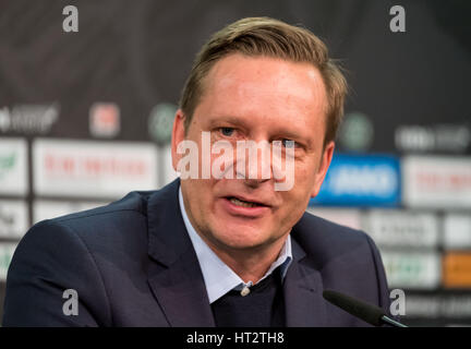 La nouvelle Hanovre 96 directeur sportif Horst Heldt dans l'IDH Arena de Hanovre, Allemagne, 06 mars 2017. Photo : Peter Steffen/dpa Banque D'Images