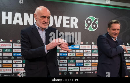 La nouvelle Hanovre 96 directeur sportif Horst Heldt (R) et le président de l'équipe Martin Kindl dans l'IDH Arena de Hanovre, Allemagne, 06 mars 2017. Photo : Peter Steffen/dpa Banque D'Images