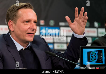 La nouvelle Hanovre 96 directeur sportif Horst Heldt dans l'IDH Arena de Hanovre, Allemagne, 06 mars 2017. Photo : Peter Steffen/dpa Banque D'Images