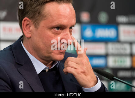 La nouvelle Hanovre 96 directeur sportif Horst Heldt dans l'IDH Arena de Hanovre, Allemagne, 06 mars 2017. Photo : Peter Steffen/dpa Banque D'Images