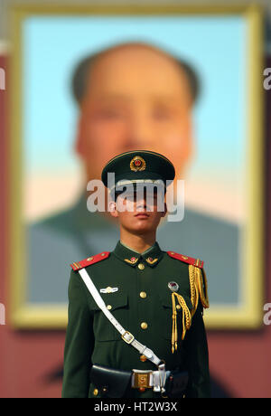 Beijing, Chine, Chine. 3e Mar, 2017. Un soldat chinois, sous un portrait géant de l'ancien Timonier Mao Zedong, monte la garde sur la place Tiananmen lors de l'ouverture de la cinquième session de la 12e Conférence consultative politique du peuple chinois (CCPPC) dans le Grand Hall du Peuple à Beijing, le 3 mars 2017. Capitale de la Chine est en alerte pour les manifestations et les manifestants pendant le congrès annuel du pays. Crédit : Stephen Shaver/ZUMA/Alamy Fil Live News Banque D'Images