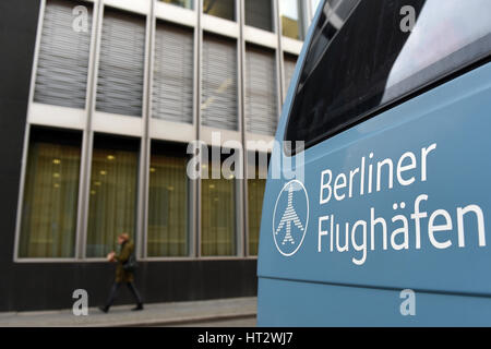 Berlin, Allemagne. 06 Mar, 2017. Un van à l'extérieur de la Berlin Brandenburg Willy Brandt (BER) à l'extérieur de l'aéroport de Berlin, Allemagne, 06 mars 2017. Photo : Maurizio Gambarini/dpa/Alamy Live News Banque D'Images